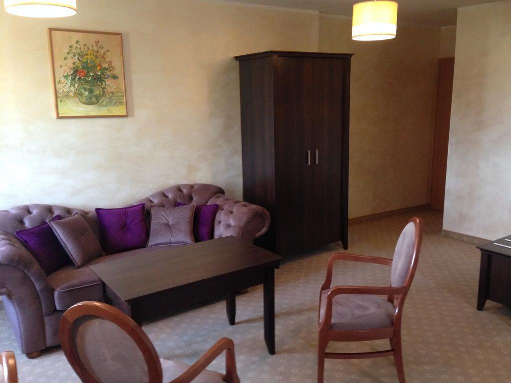 Hotel&Restauracja Zlote Runo Góra Kalwaria エクステリア 写真