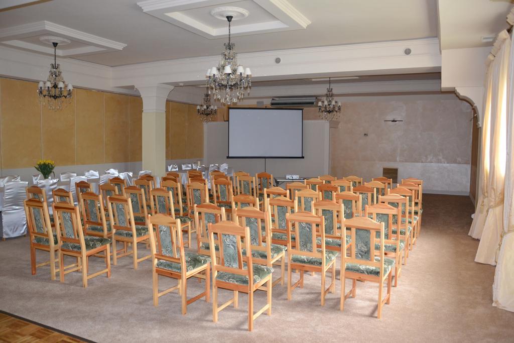 Hotel&Restauracja Zlote Runo Góra Kalwaria エクステリア 写真